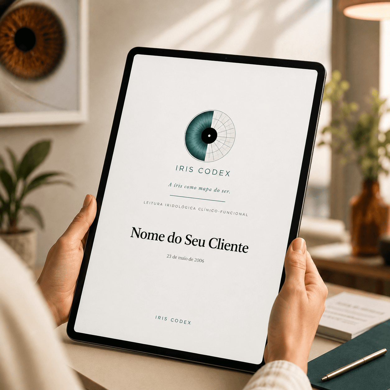 Terapeuta segura o relatório do Iris Codex num tablet